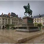 Joli F2 Gare Orleans Avec Parking Prive Et Balcon Classe 3 Etoiles